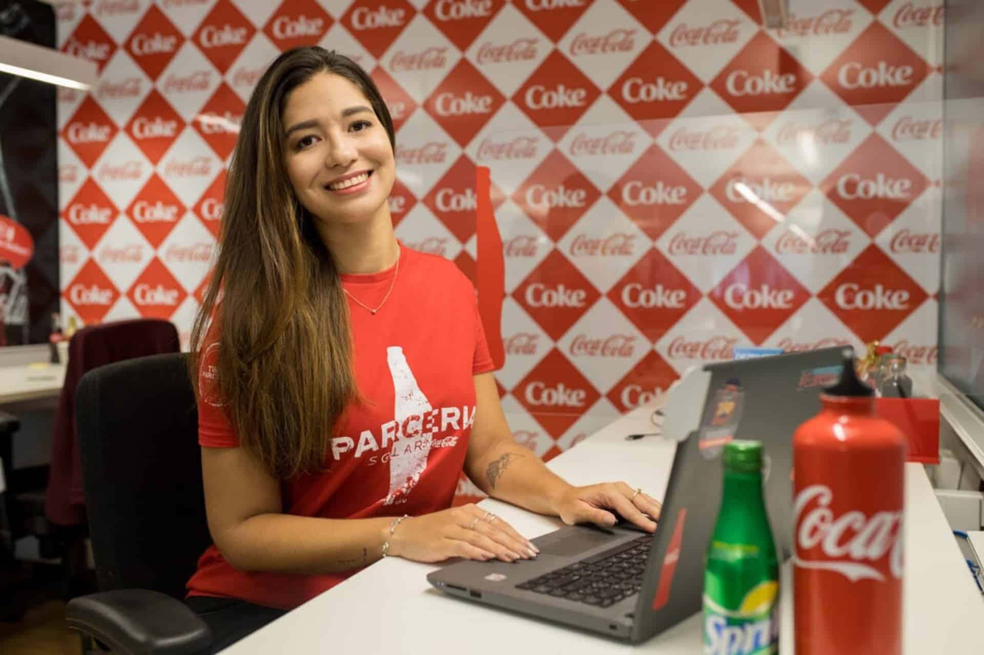 Jovem trabalhando em um escritório da Coca-Cola no Brasil 