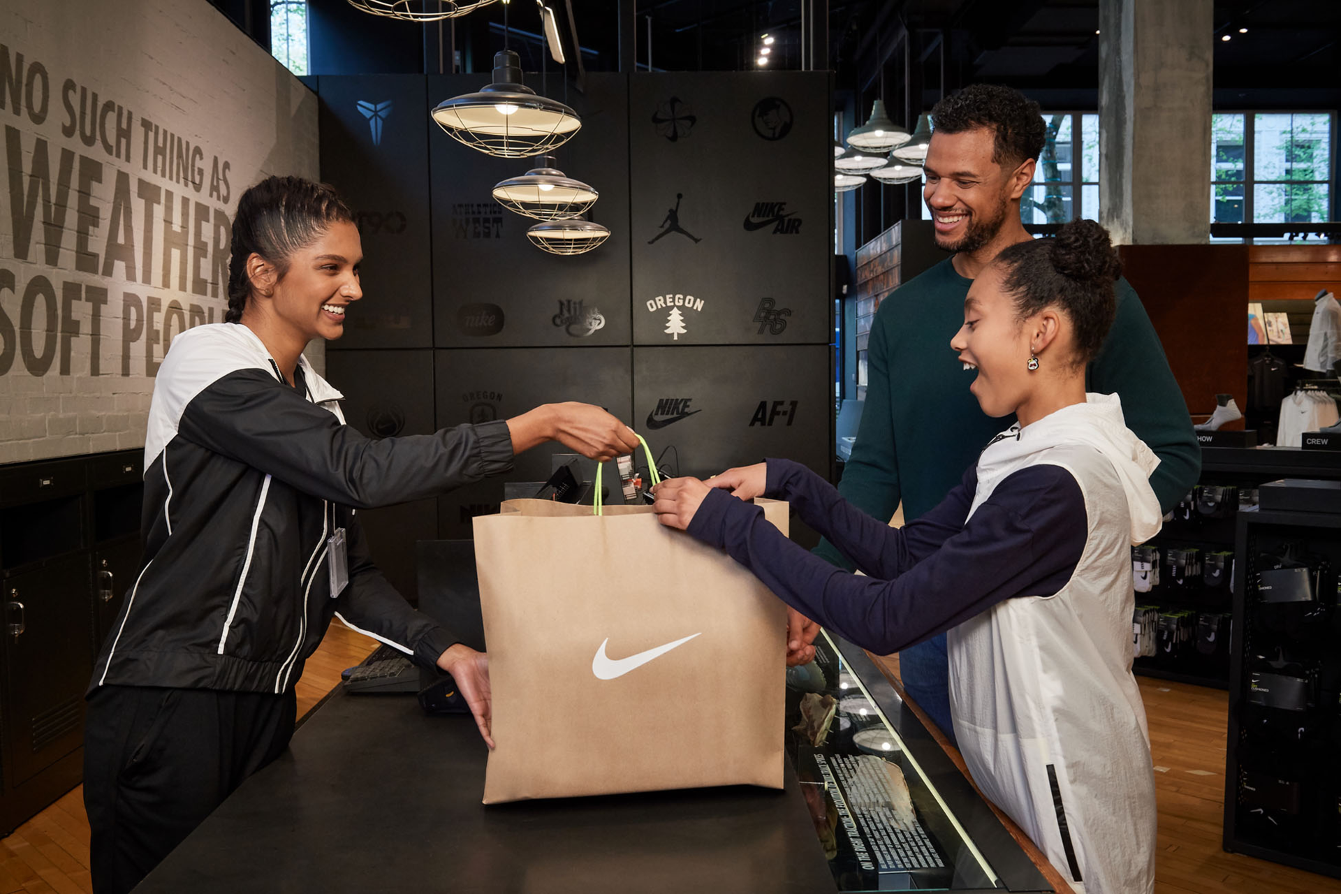 Jovem vendedora atende clientes em uma loja Nike 
