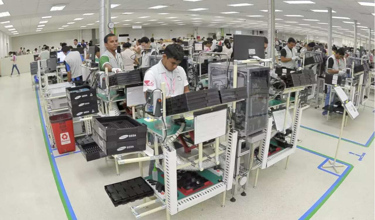 Funcionários trabalham em fábrica da Samsung em Manaus 