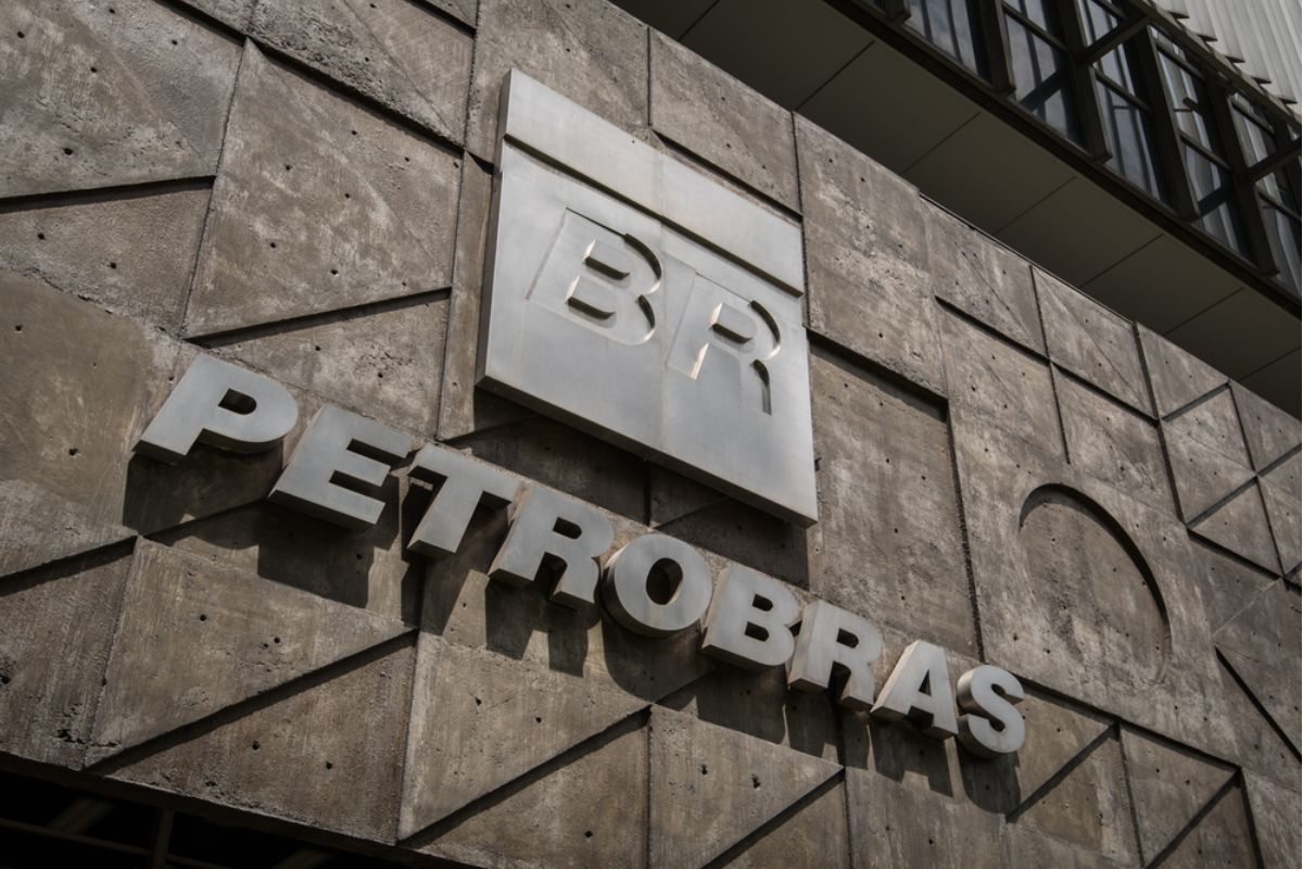 Logo da Petrobras na parede de um prédio da empresa