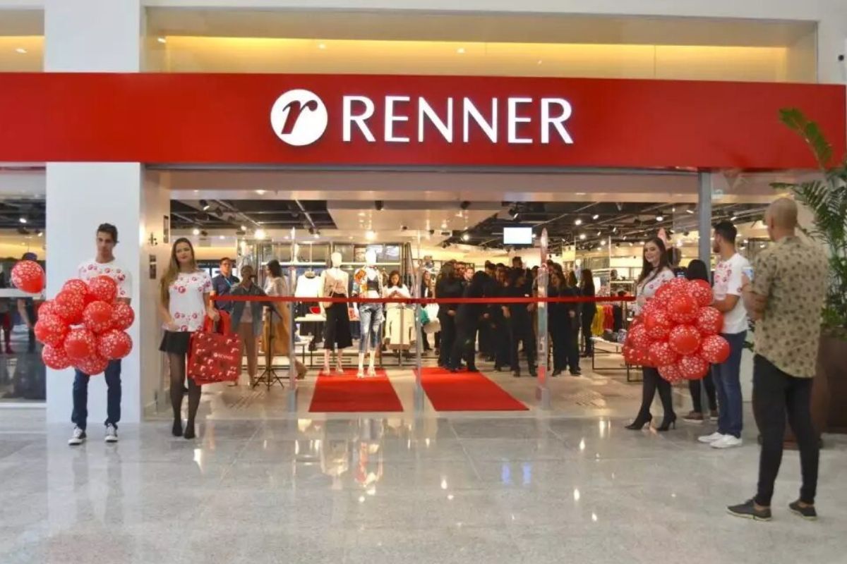 Foto da entrada de uma loja Renner dentro de um shopping