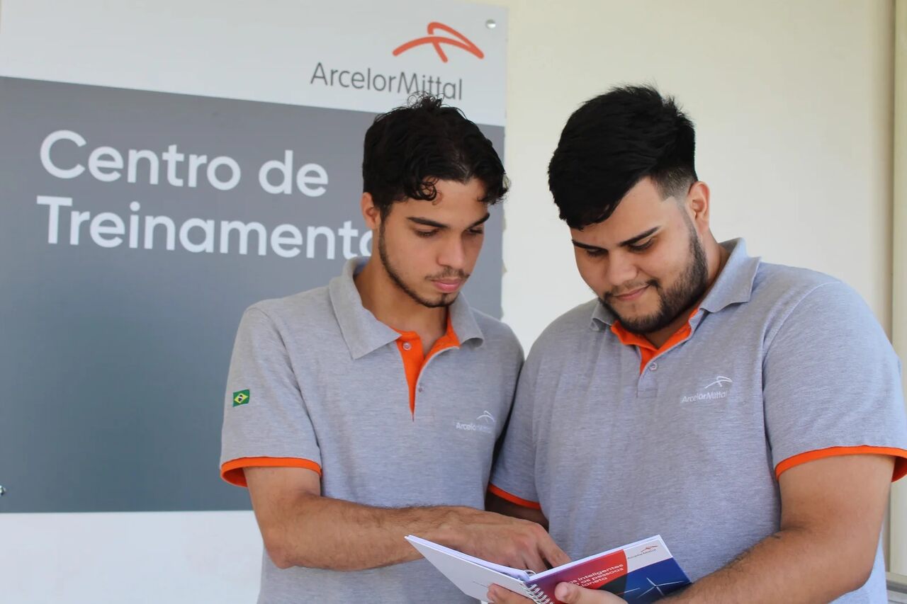 Jovens aprendizes da ArcelorMitta no Centro de Treinamento da empresa 